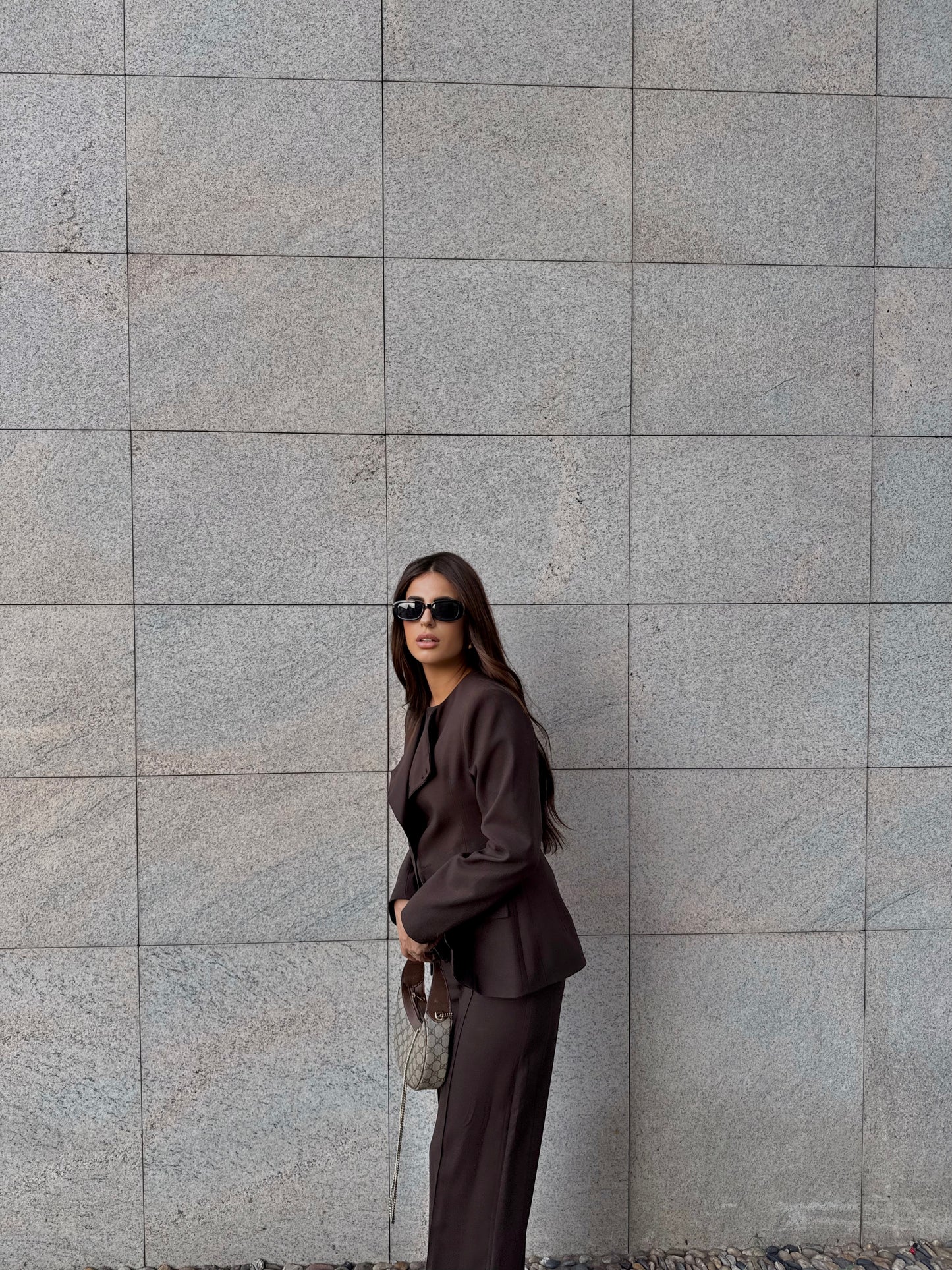 Asimetricno odelo - Dve boje